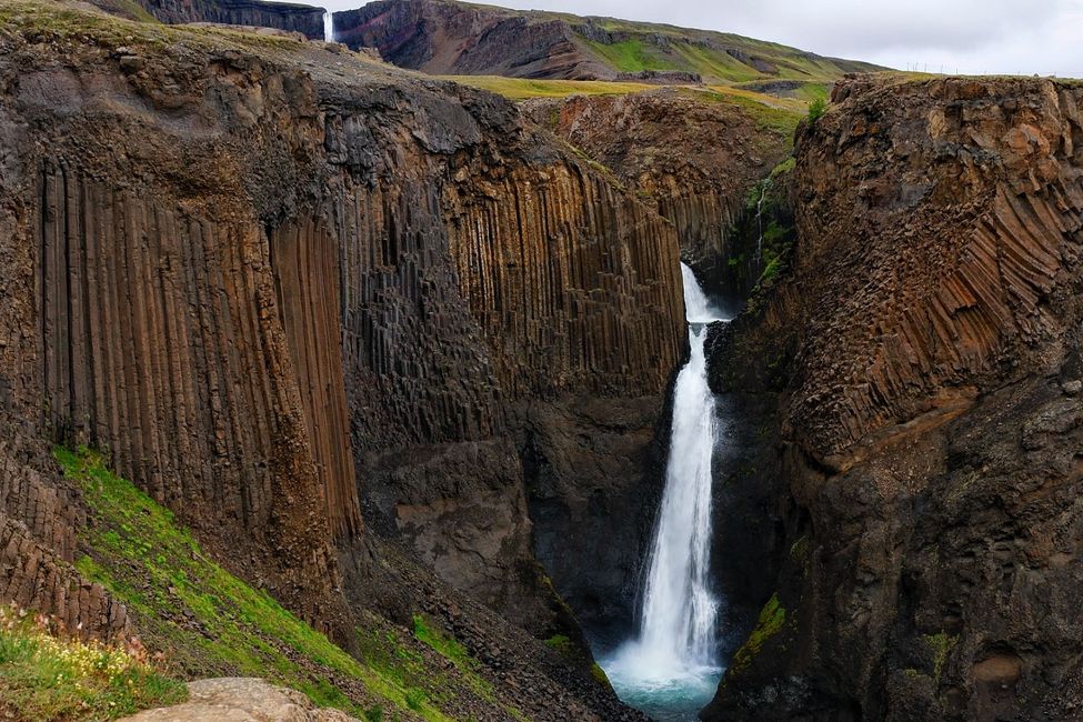Hengifoss ( hängender Wasserfall) mit seinen Basaltsäulen
