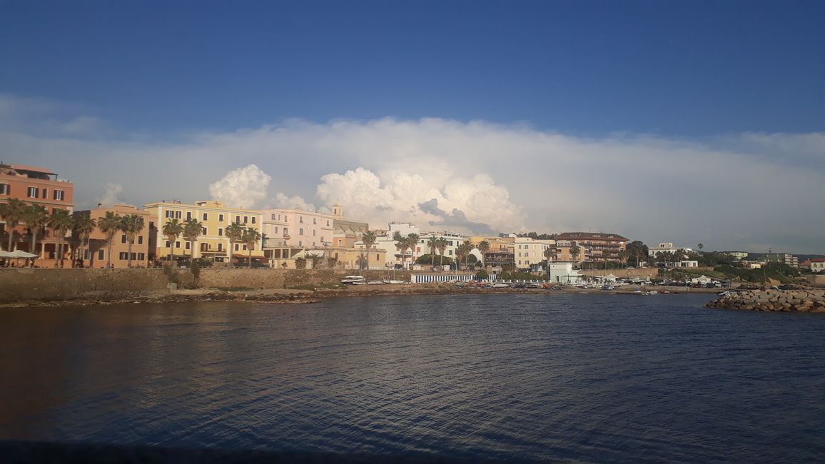Eine stimmungsvolle Ansicht von Civitavecchia aufs Meer und das Ufer