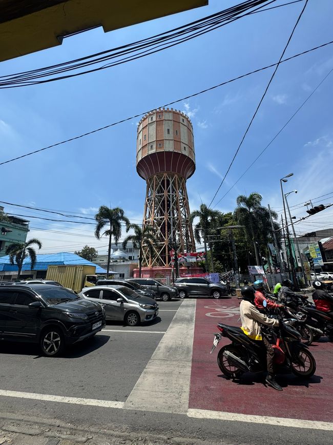 Tirtanadi Wasserturm - von den Niederländern errichtet und noch in Betrieb