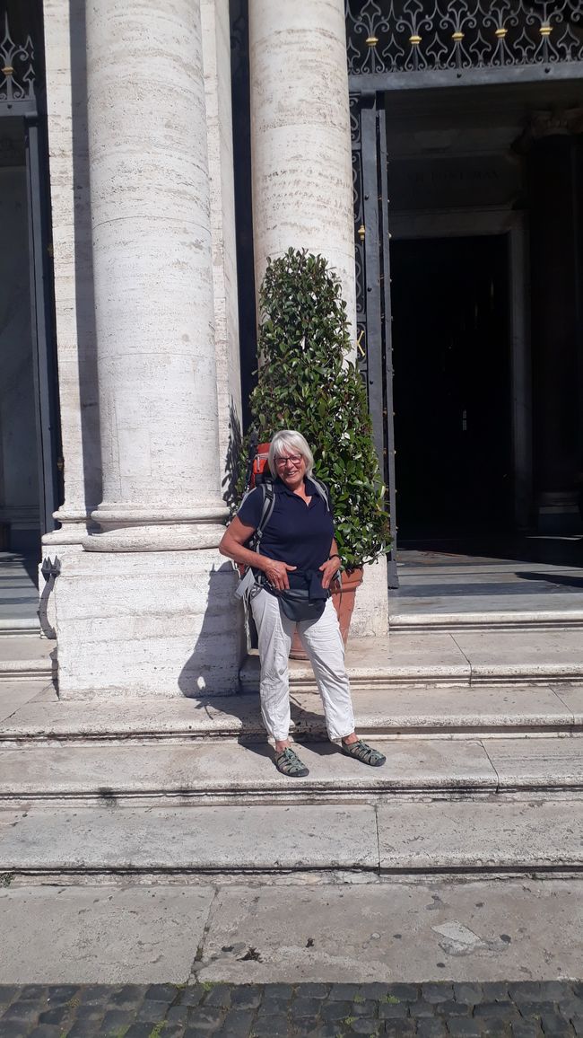 Früh aufgestanden und damit Glück gehabt. Nach mir bildeten sich eine langeSchlange, die bis zum Nachmittag weiter anschwoll.