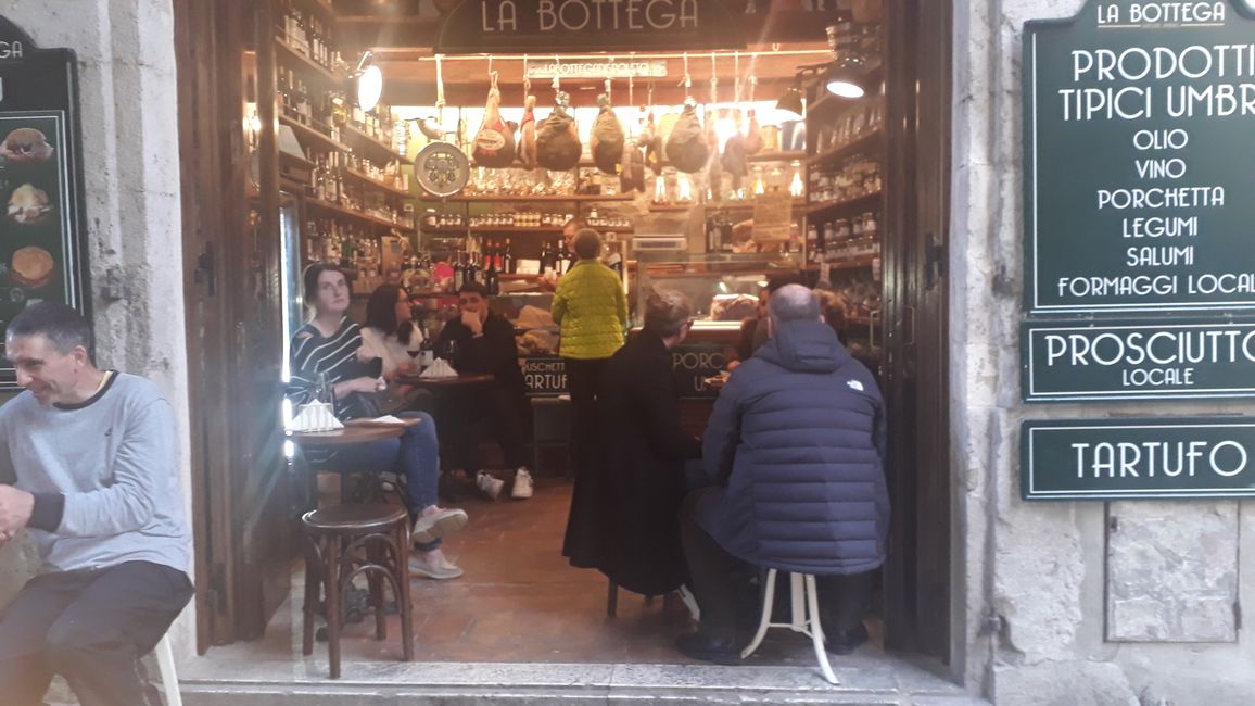 Einladende Trattoria in der Altstadt von Spoleto mit regionalen Produkten