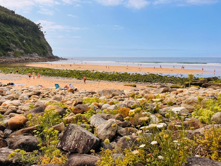 La Playa España - una cala típica de Asturias en la desembocadura de un pequeño río