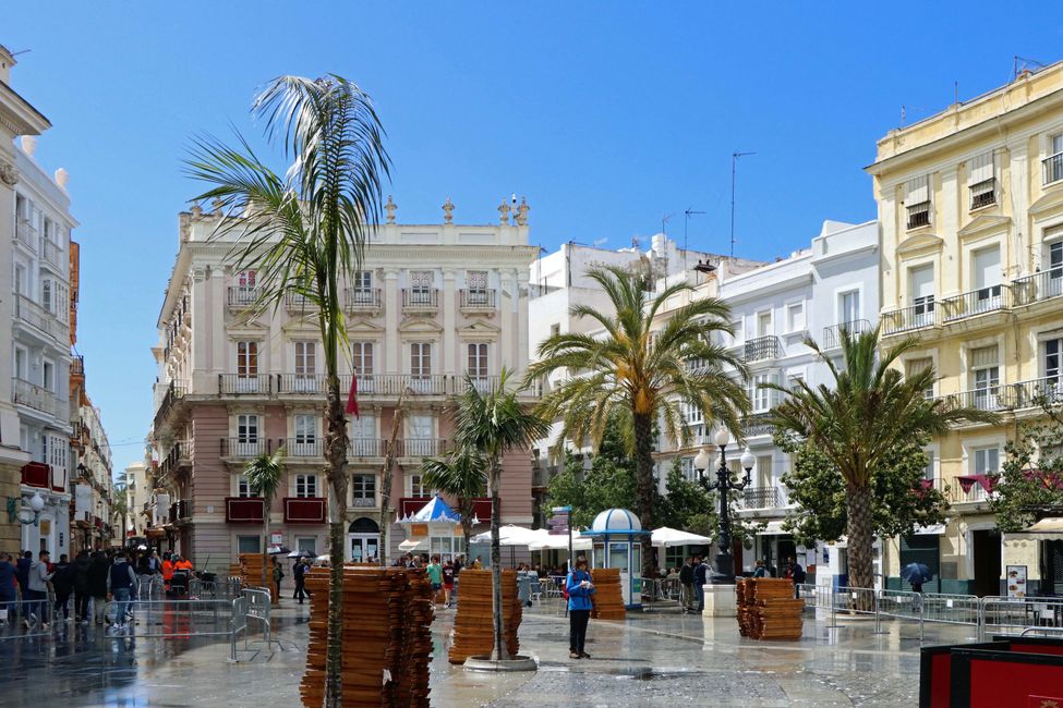 Cadiz, Plaza San Juan de Dios. Die Holzstapel bezeichnen die Stühle, die später dann für die abendlichen Prozessionen der Semana Santa aufgestellt werden.
