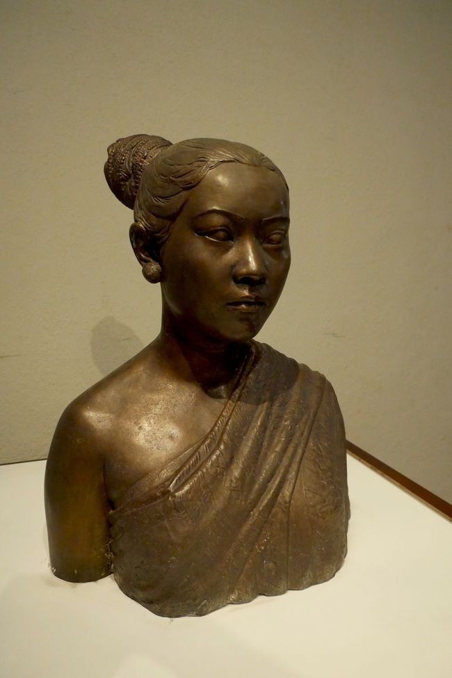 Bronze of a Laotian woman in the Museum of Contemporary Art