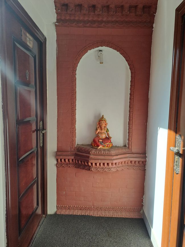 Die Gottheit Ganesha wacht über mein Zimmer (links).
