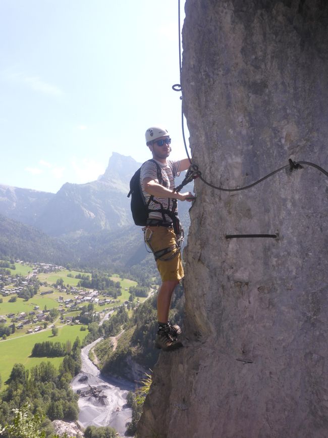 In den Klettersteig über der Schlucht 