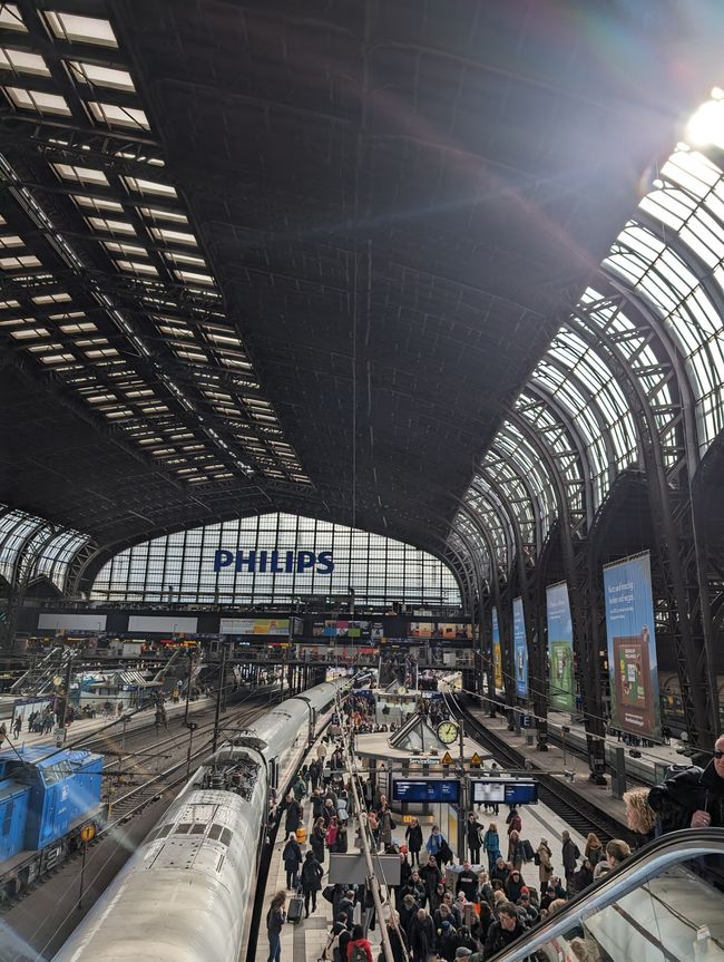 Nach "Reparaturarbeiten am Zug" auf freier Strecke sind wir schließlich doch irgendwann noch in Hamburg angekommen.