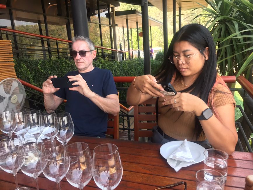 Michel et Suthima lors de la dégustation de vin