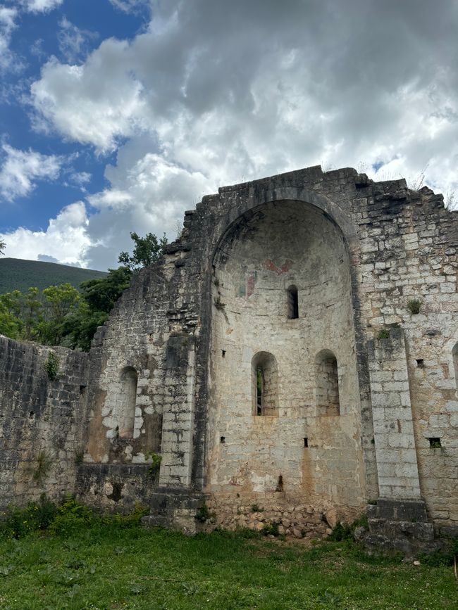San Cipriano - eine kleine Kirchenruine bei den Quellen des Clitunno