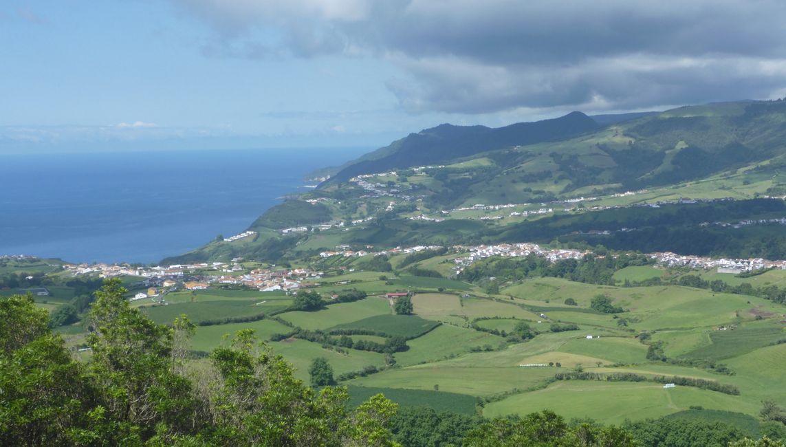 Blick auf Povoação mit den Lombas
