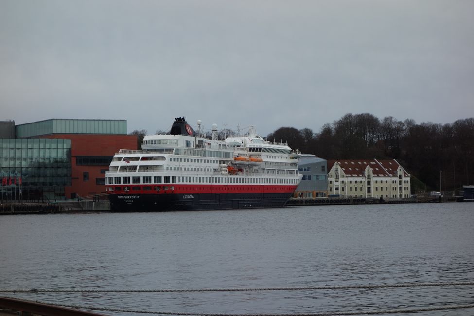 Das ist unser Schiff: die Otto Severdrup war früher auch ein reguläres Postschiff, jetzt startet sie in Hamburg