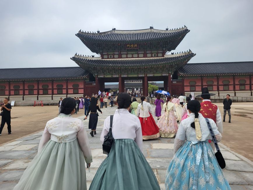 Frauen in Hanbok - das Wort Hanbok ist zusemmengesetzt aus Han = koreanisch und Bok = Kleidung oder Anzug - PS: Korea heißt auf koreanisc Hanguk
