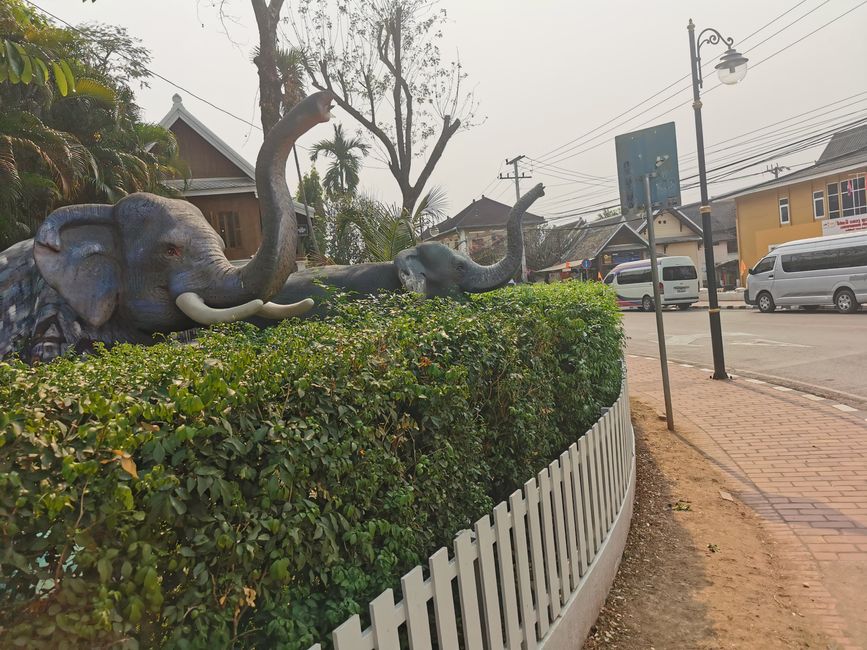 Entry to Laos - first temple tour through Luang Prabang