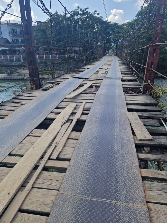 Brücke über den Nam Song River in Vang Vieng