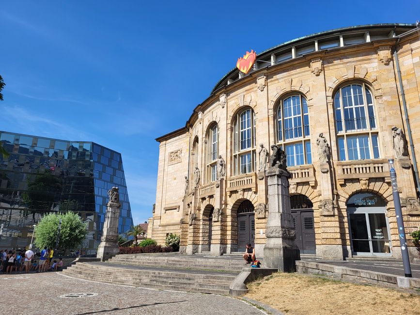 Bibliothèque universitaire et théâtre