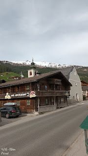 Blick vom Balkon und von der Straße