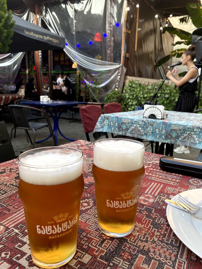 Bierpause mit Livemusik in Kutaissi