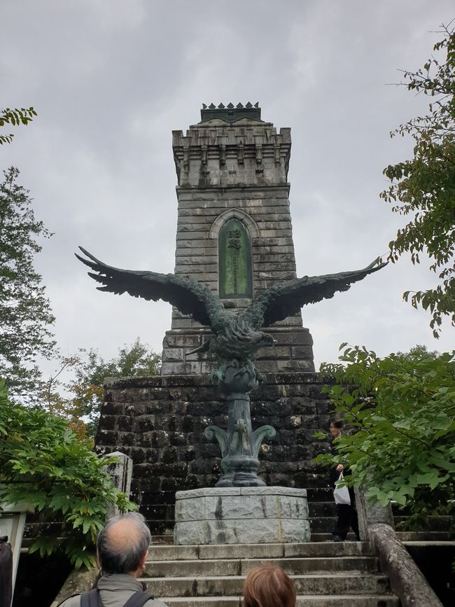 Monument bei der Burg