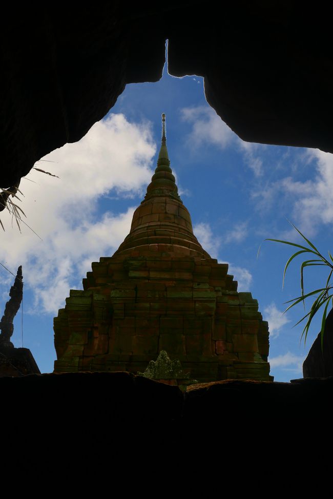 Stupaförmiges Fenster mit passender Stupa
