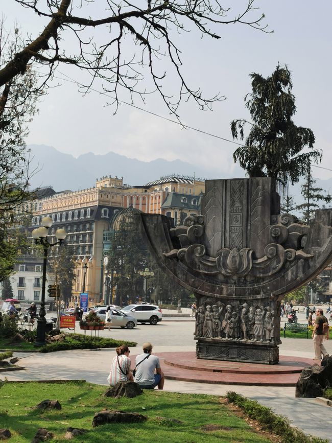 ... am Ho-Chi_Minh-Freundschaftsdenkmal vorbei ...