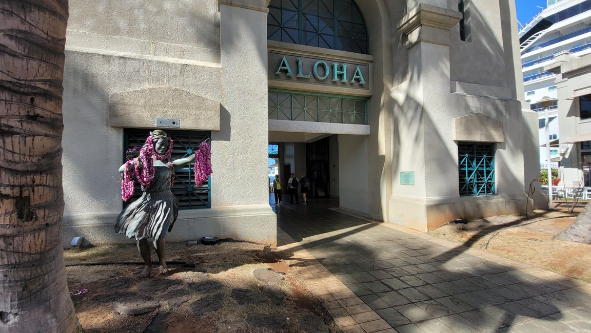 Downtown Honolulu – Fun at Waikiki Beach