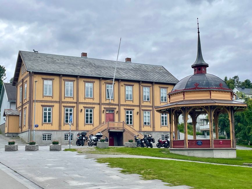Das Stadttheater mit vorgelagerter Musikpagode