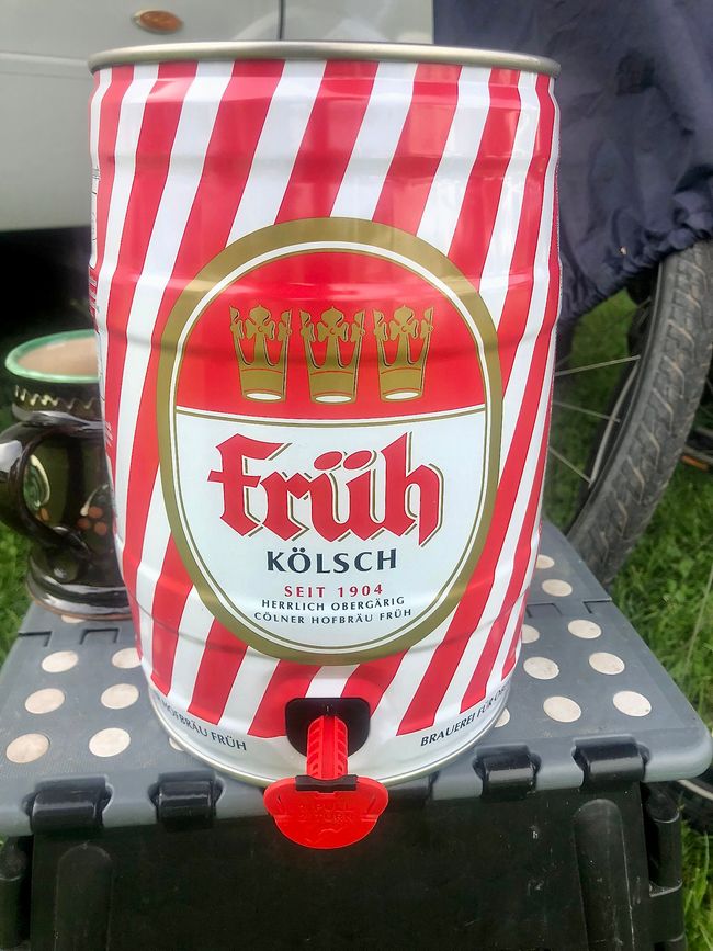 Jupp bought a keg of Kölsch to go with the meal.