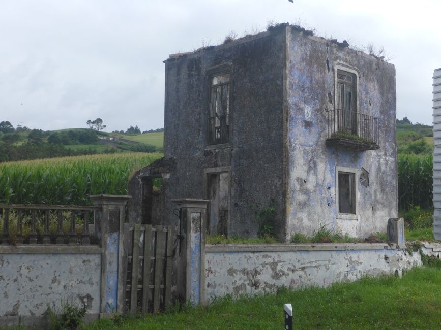 Alte Villa an der Straße