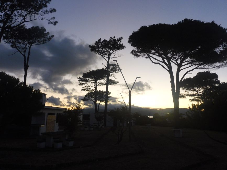 Die Sonne geht hinter Faial unter