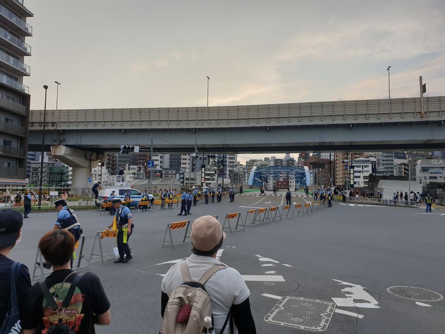 Absperrungen rund um den Fluss Sumida