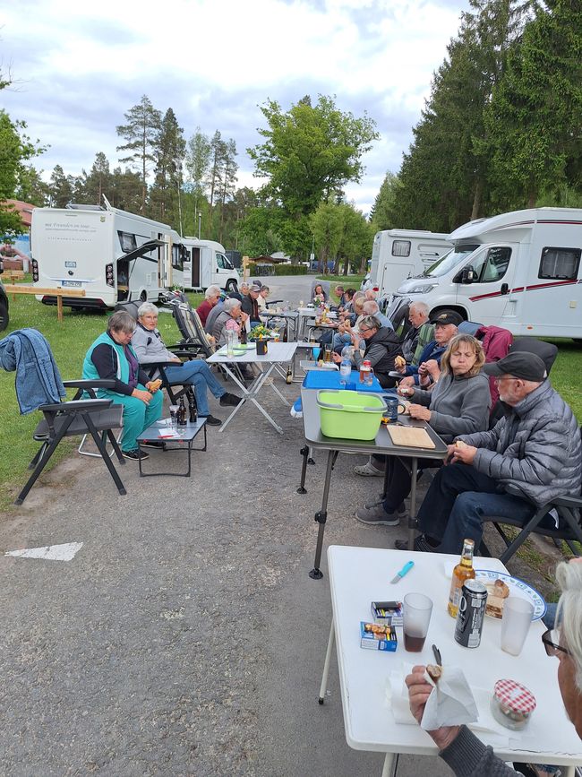 Ein neuer Camper wird beklebt