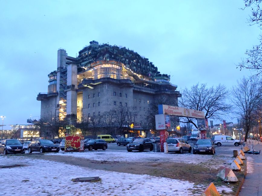 Hamburg St Pauli - une expérience ! Au musical , Tarzan', je n'ai pas pu entrer. Mais à l'hôtel, Der Bunker', juste à côté du stade de St. Pauli, c'était vraiment quelque chose de spécial ! La promenade au bord de l'Aussenalster a ensuite été😆😉😊