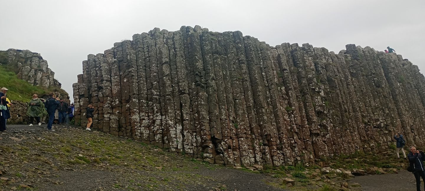 Muro di pietre di basalto al mare