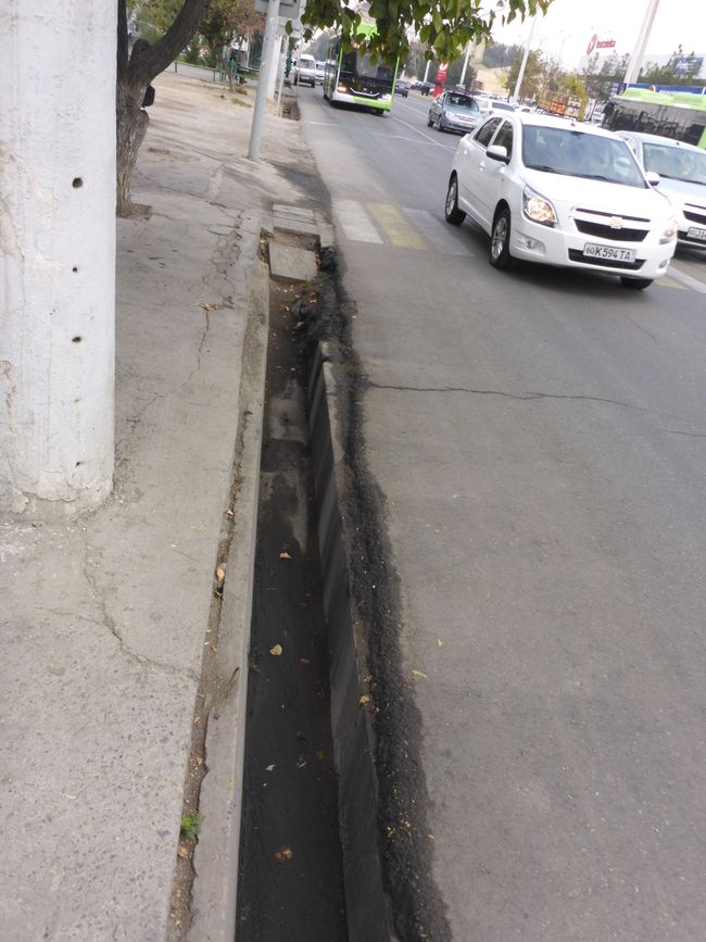 Vorsicht! Tiefe Wassergräben zwischen Fussweg und Straße 