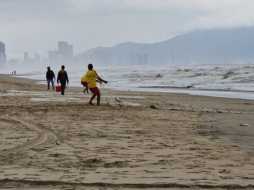 Vorüber die Flut.
Wer sah es wohl, du selig Land, 
wie dich die Welle überwand.