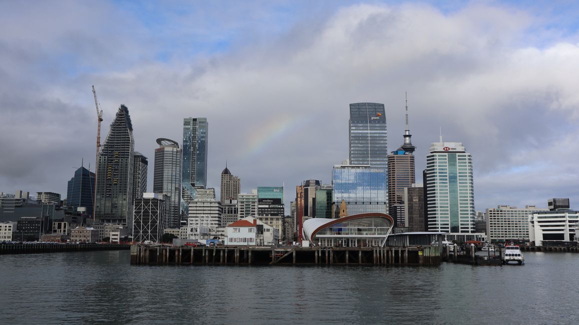 Blick von der Fähre auf die Skyline