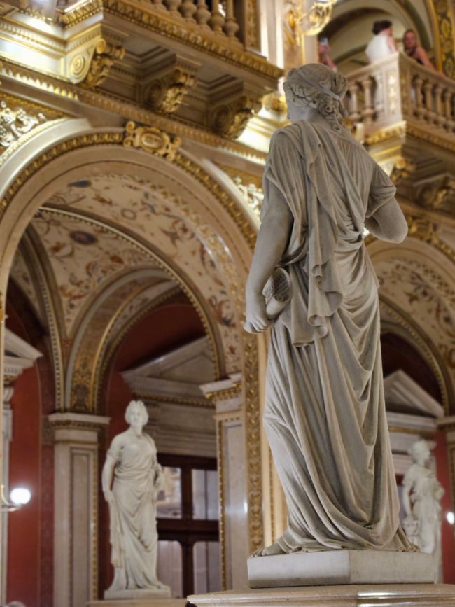 2025 - Julio - Viena - Hazel Brugger en la Ópera de Viena