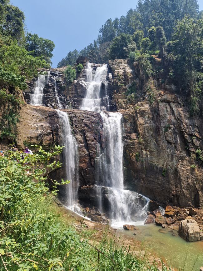 Cascada en el camino