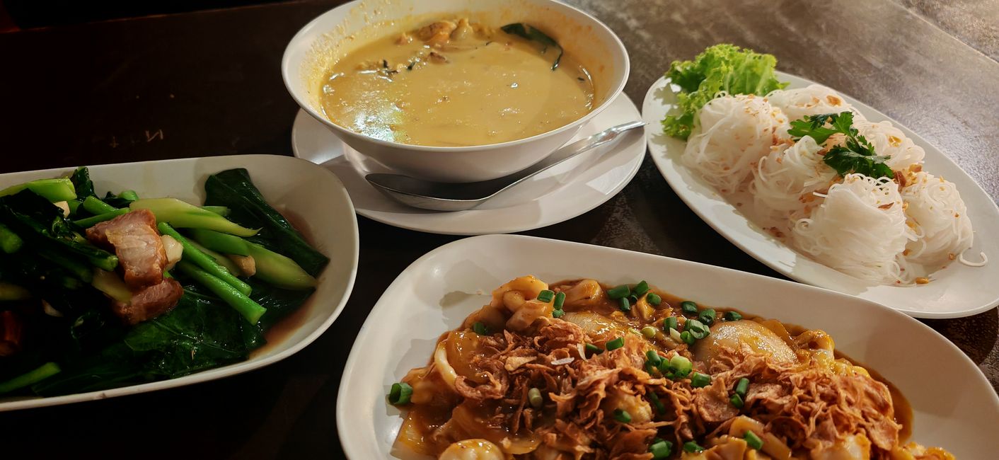 Krabbenfleisch Curry und Tintenfisch mit salzigen Ei