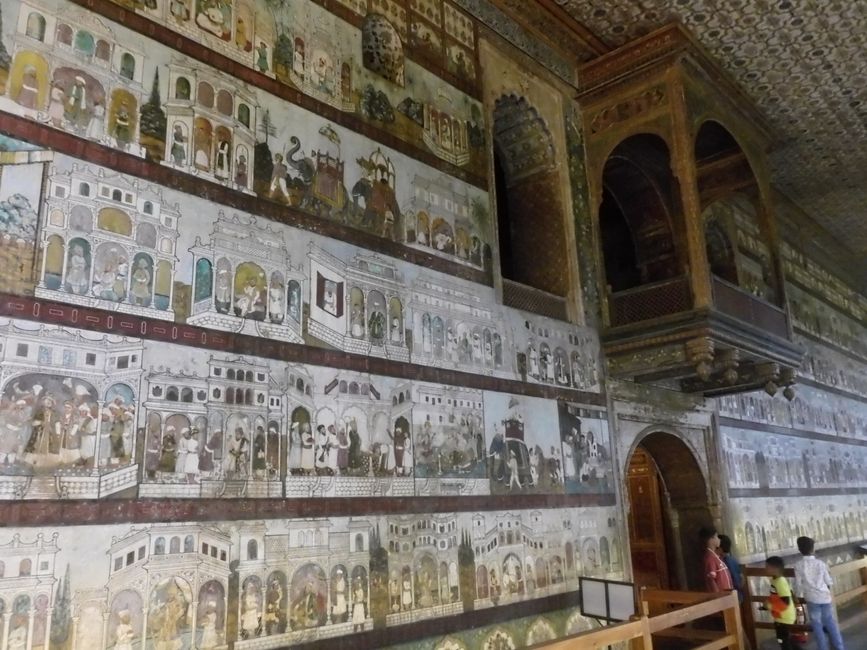 Die ganze Fassade ist bemalt