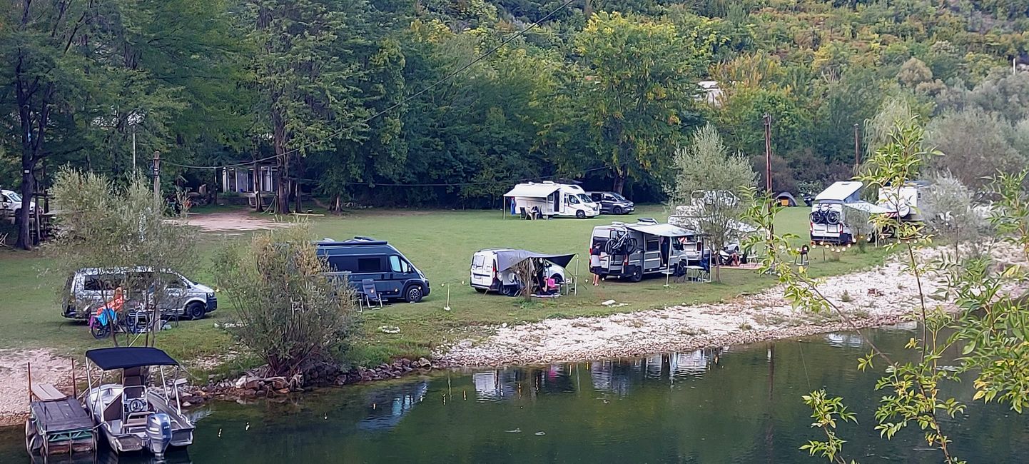 Monastero di Ostrog e un campeggio sul fiume