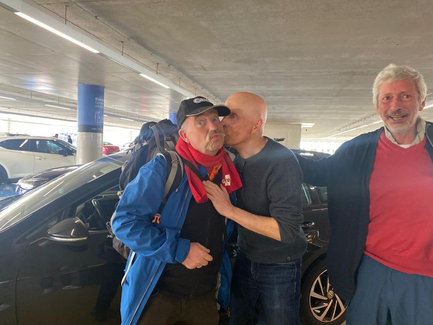 Das war ein Kiss and go Parkplatz, um wieder raus zu kommen  musste Klaus uns küssen