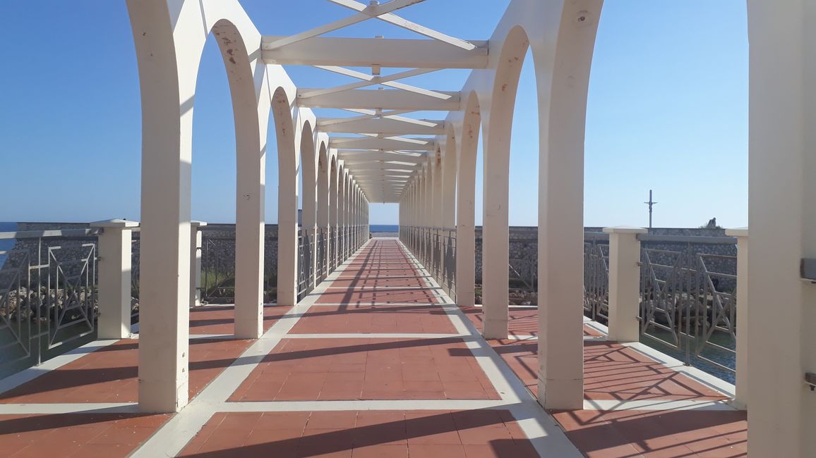 Eine Galerie, die auf einen Felsen führt.