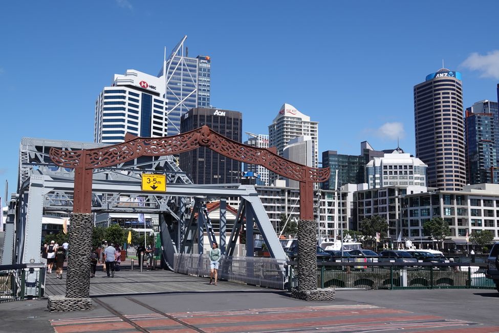 Rivage du port et skyline d'Auckland ....