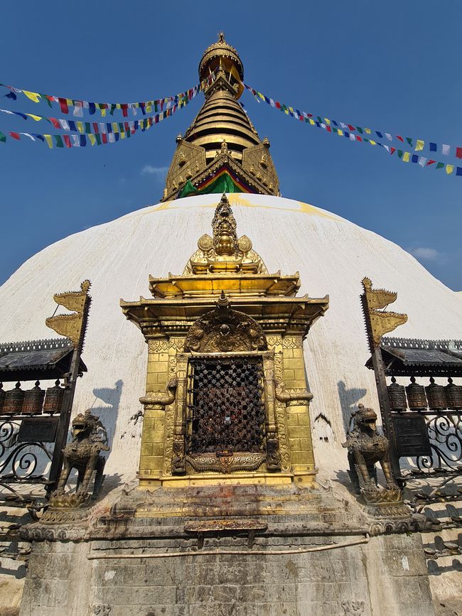 Das Swayambhunath Stupa von hinten.