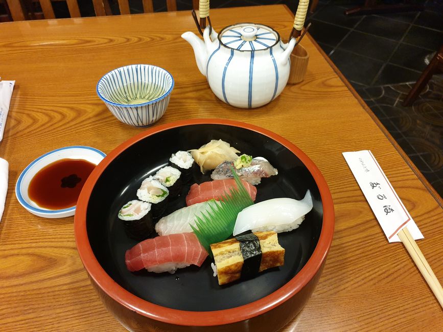 Abends noch etwas Sushi in einem traditionellen Restaurant