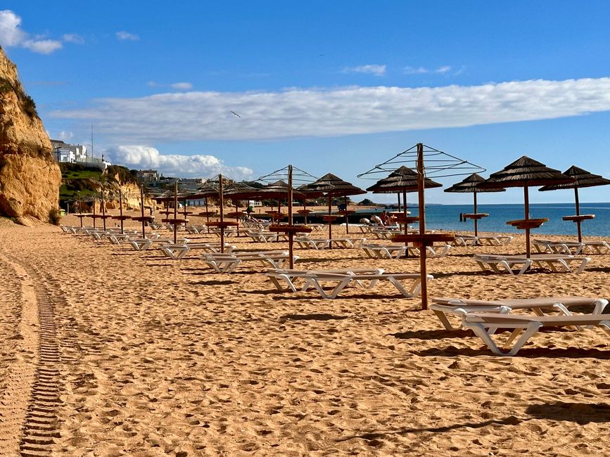 Ein Tag am Meer: Strandspaziergang in Albufeira