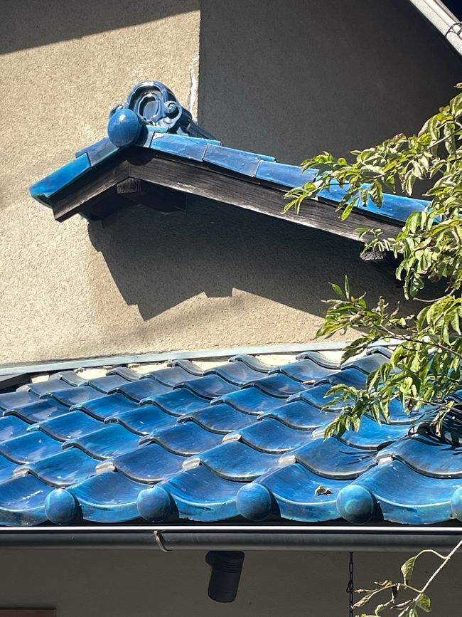 Typische blaue Dachziegel