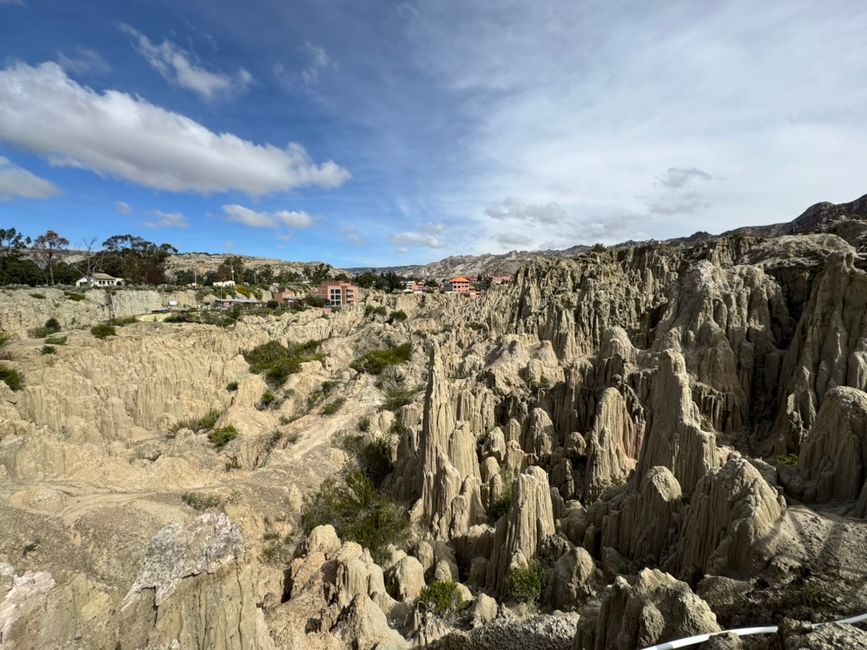 Il existe des disputes concernant la compétence de la zone. Elle appartient officiellement à La Paz, mais la commune voisine permet aux gens de construire ici.