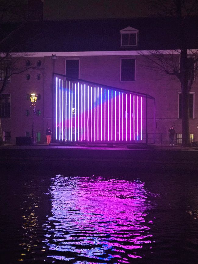 O.T. 1407 vom Künstler Stefan Reiss, moderne Harfe, die ständig Form und Farbe ändert